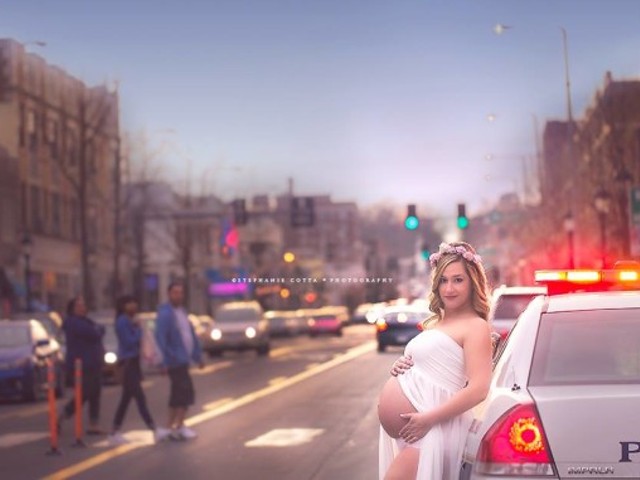 Lindsay Itzkowitz takes maternity photo shoots out of the studio and into the streets.