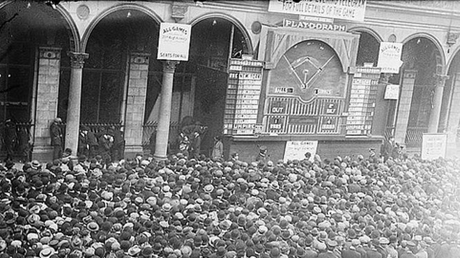 A New York City crowd gathers around a Playograph in 1911.