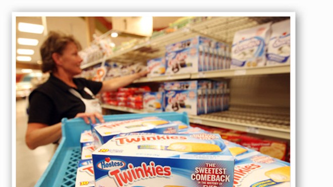 &nbsp;&nbsp;&nbsp;&nbsp;&nbsp;&nbsp;&nbsp;Lori Silvey puts out the first batch of Twinkies at Schnucks in Ballwin. | UPI/Bill &nbsp;&nbsp;&nbsp;&nbsp;&nbsp;&nbsp;&nbsp;Greenblatt