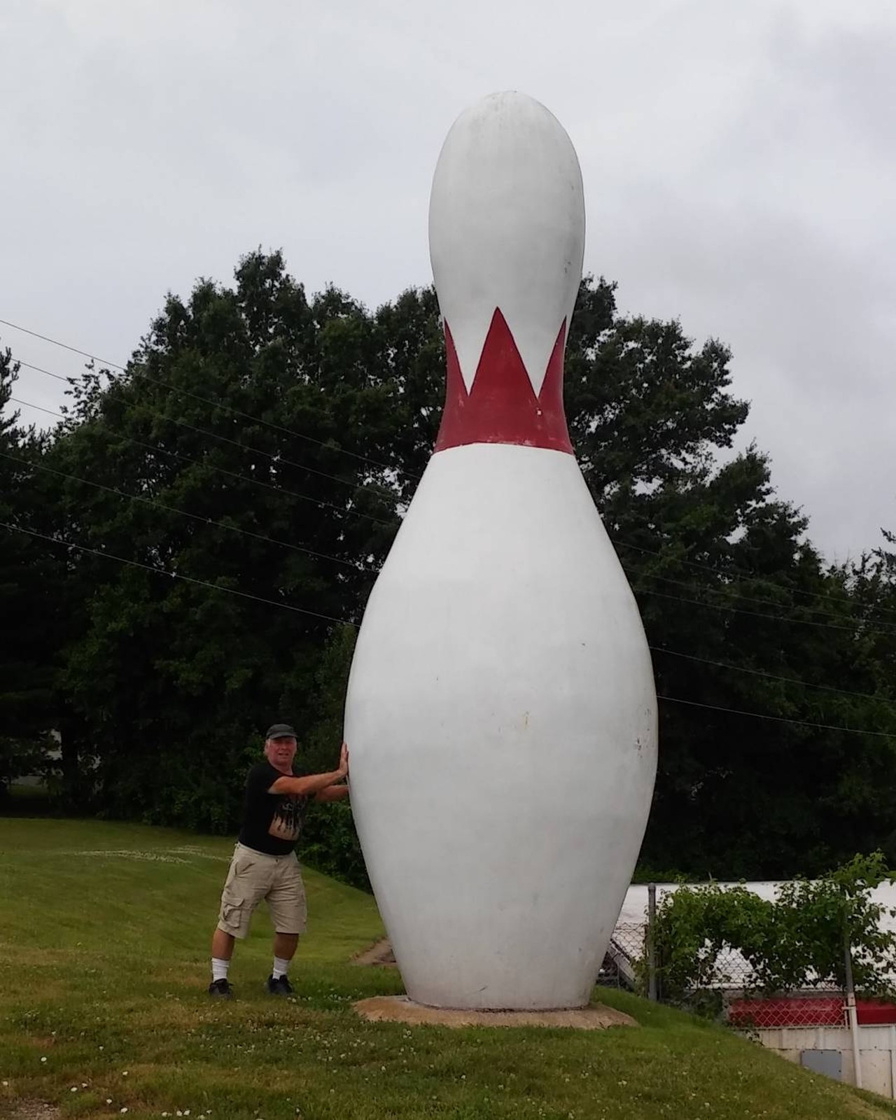 15-Foot-Tall Bowling Pin
6045 W. Outer Rd., Imperial, MO
Have a bowler in your family? This is the photo opportunity that they've been waiting for! Head down to Imperial Bowl and "strike" a pose.
Photo courtesy of redhindy / Instagram