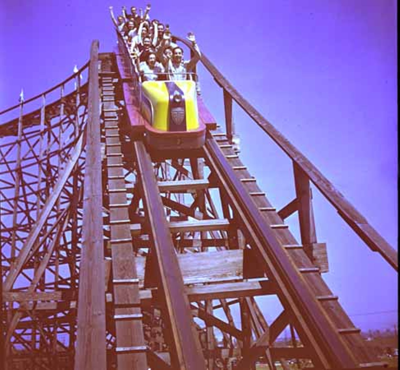 1947. The Comet Rollercoaster was designed by Herbert Schmeck. It stood 85 feet high, 3,120 feet long and had a 300 foot tunnel.