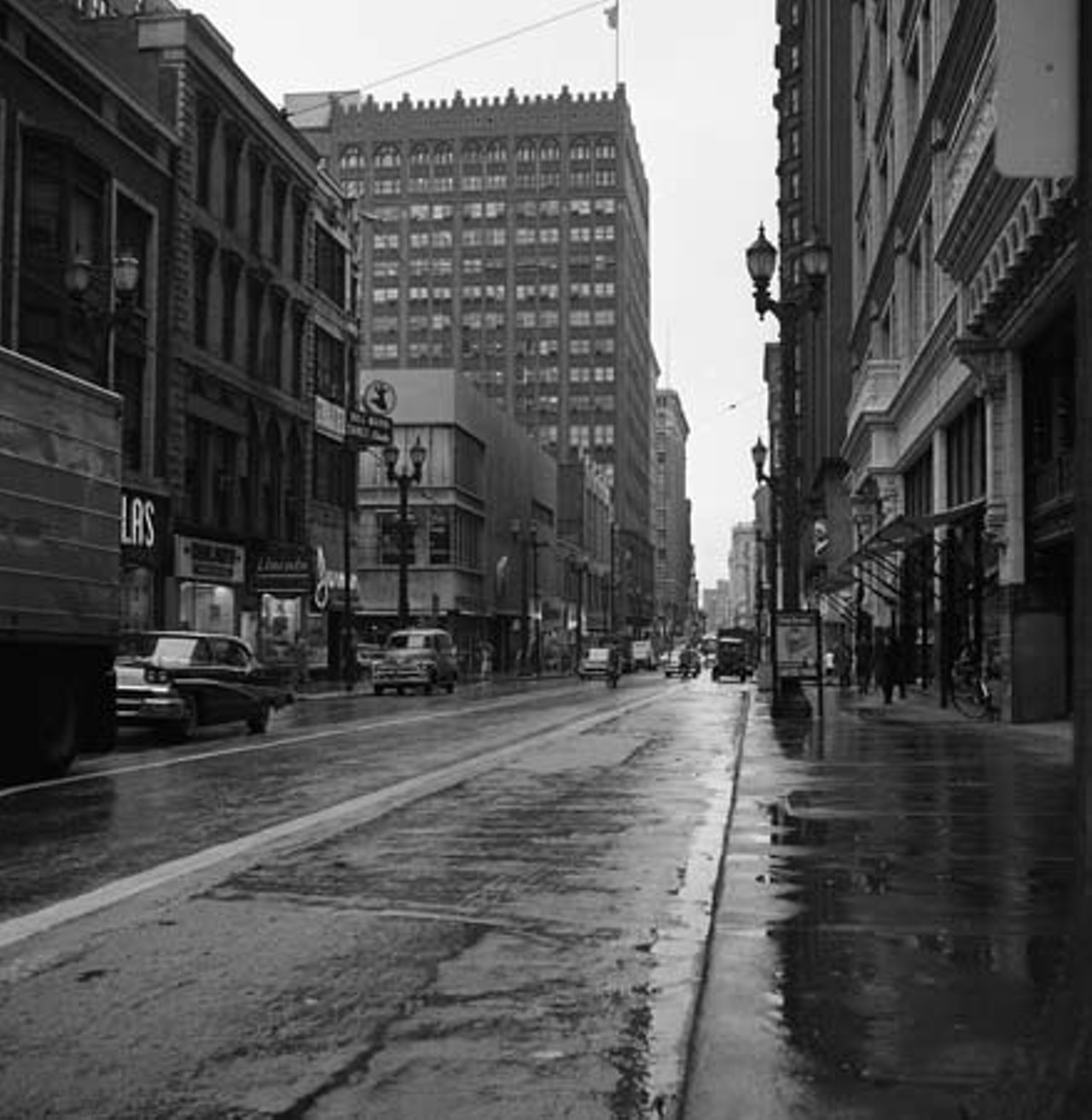 30 Awesome Vintage Photos Depict?ing? a Rainy St. Louis Day in