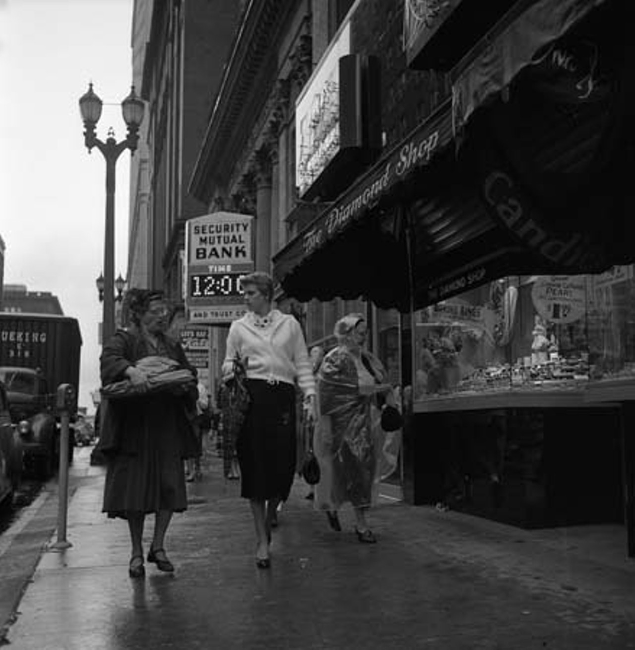30 Awesome Vintage Photos Depict?ing? a Rainy St. Louis Day in 1958