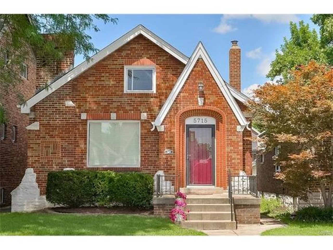 5715 Nottingham Avenue
St Louis, MO , 63109
$155,000
2 beds / 1 baths / 1,008 sqft / 3,703 lot sqft
This Southampton Gingerbread home has the charm you're looking for, while also being well-maintained.