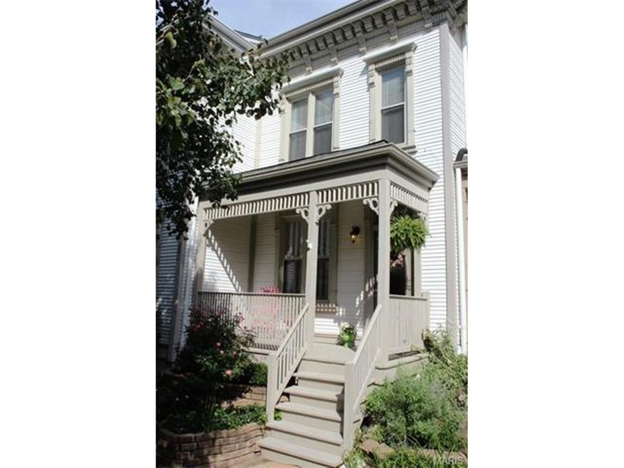 2212 Hickory Street
St. Louis, MO 63104
$179,900
2 beds / 2 baths / 1,292 sqft
5 minute walk to Lafayette Park. Directions here.
This townhouse has it all: wood floors, high ceilings, a gas fireplace, crown molding, special millwork ... you get the idea. The dishwasher, garage door and back door are new -- and just wait until you see the beautiful landscaping.