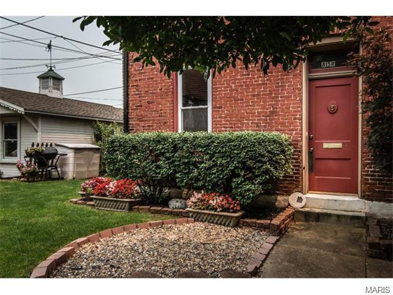 815 Rutger Street Unit R
St Louis, MO 63104
$127,000
2 beds / 2 baths / 1,168 sqft
21 minute walk to Lafayette Park. Directions here. 
This unassuming home might just steal your heart when you step inside. With fireplaces in the bedrooms and other period features, this home has the perfect combination of modern updates and vintage charm. You'll have hardwood floors, a fully finished third (yes, third) floor for bonus space, a private parking space and more.