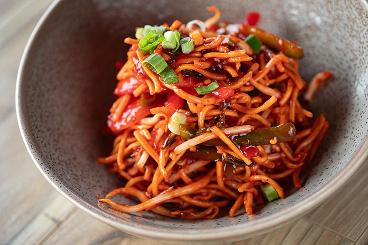 Crispy noodle salad with fried crunchy noodles tossed with veggies, peppers and onions, mixed with tangy sauce.