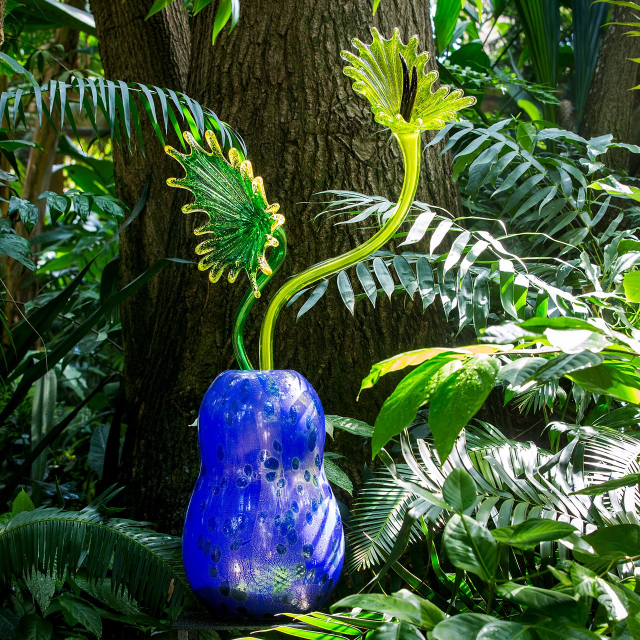 Dale Chihuly
Imperial Blue Ikebana with Green Frog Foot Stems, 2002
56 x 37 x 13"
Atlanta Botanical Garden, installed 2016
© 2022 Chihuly Studio. All rights reserved.