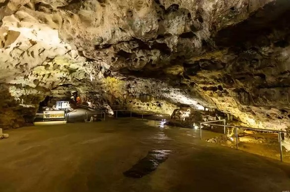 Missouri Tourist Cave Up For Sale, Store and House Included [PHOTOS]