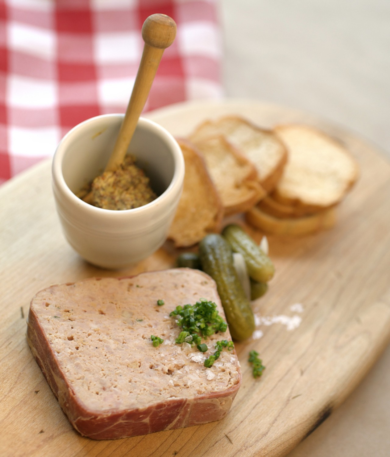 One of the hors d&rsquo;oeuvres is the country p&acirc;t&eacute;. Served with grain mustard.