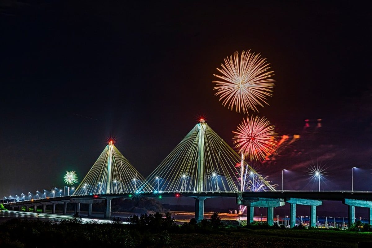 The fireworks in Alton light up the sky.