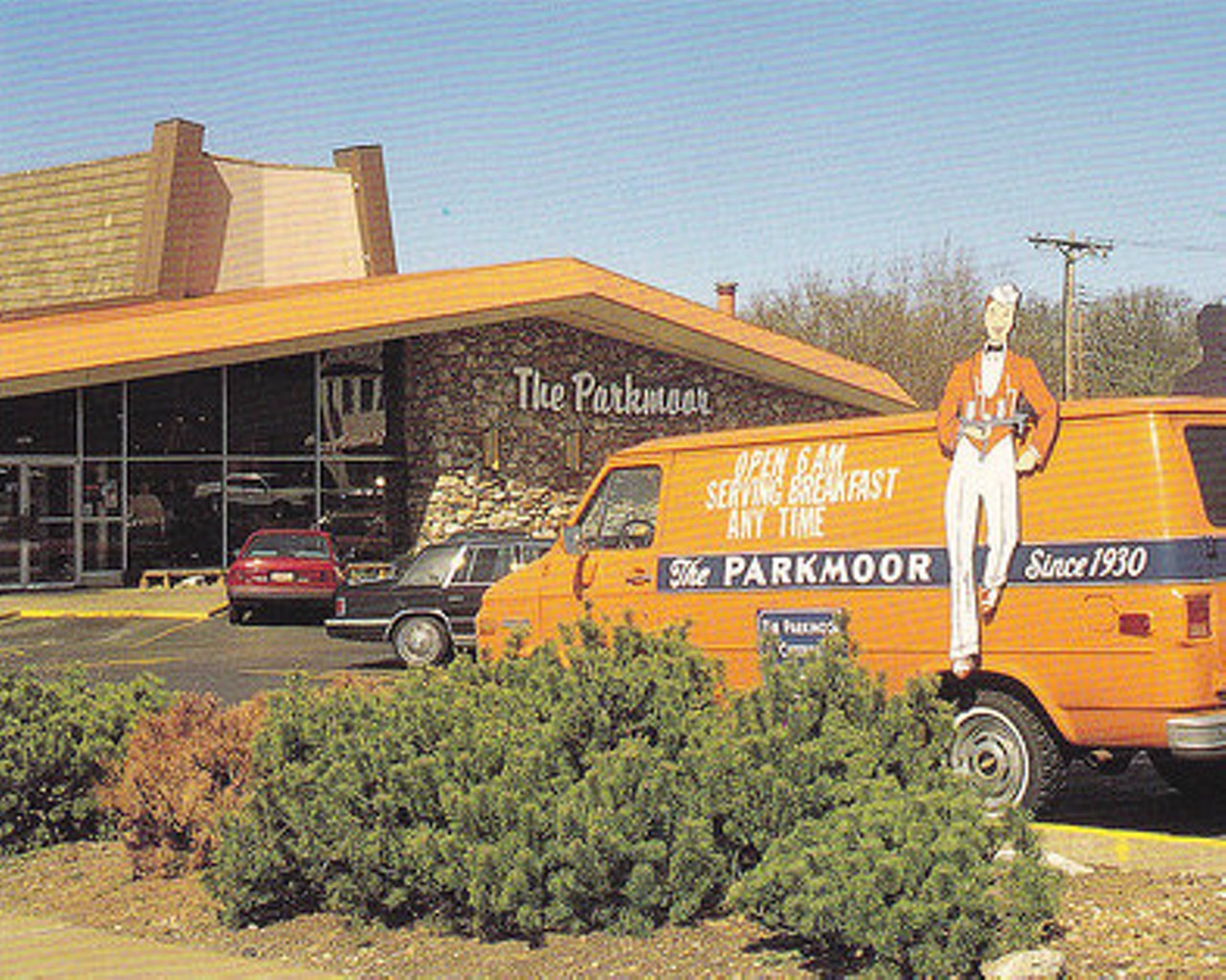 Parkmoor
6733 Clayton Rd.
Opened in 1931, this old-style curb-service restaurant eventually turned into the most beloved eat-in diner in all of St. Louis. From service right at your car to a drive-up to a dine-in, the Parkmoor always changed with the times and customers followed. It eventually fell prey to chain restaurants, though, and closed in 1999. Sadly, the entire building was eventually demolished to make space for a Walgreens.
Photo courtesy of Facebook
