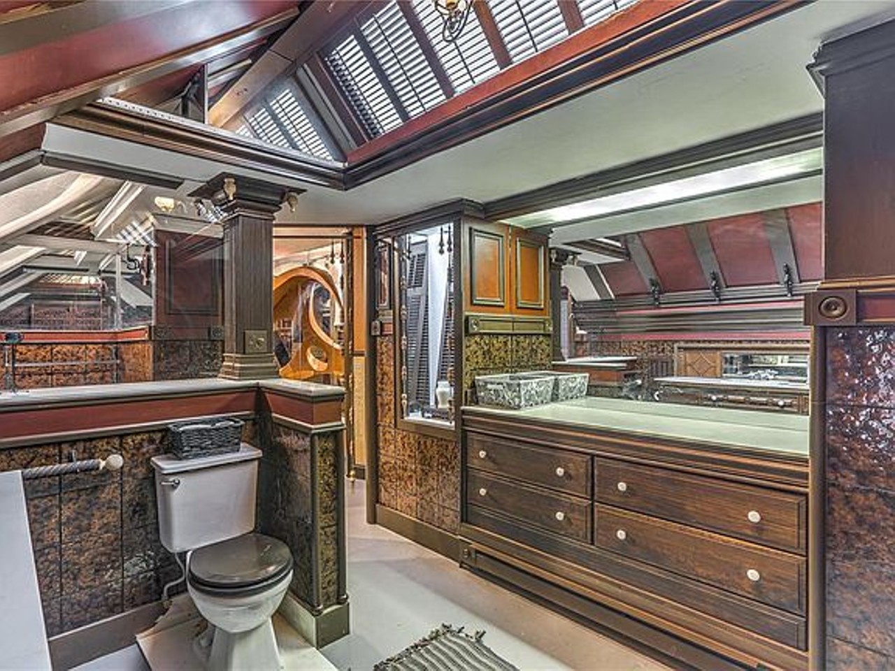 The Wildest House in St. Louis Is Going Viral on Zillow Gone Wild [PHOTOS]
