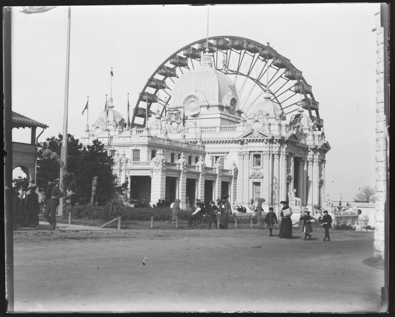 1904 WORLD'S FAIR ILLINOIS BUILDING WITH FERRIS WHEEL BEHIND
Find out more about this photo at MoHistory.org.