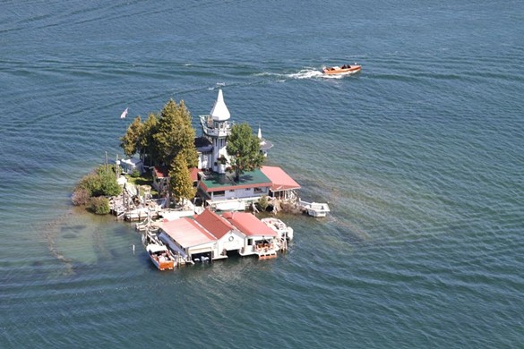 This Midwestern Island With an Indoor Hot Tub Is a Private Paradise [PHOTOS]