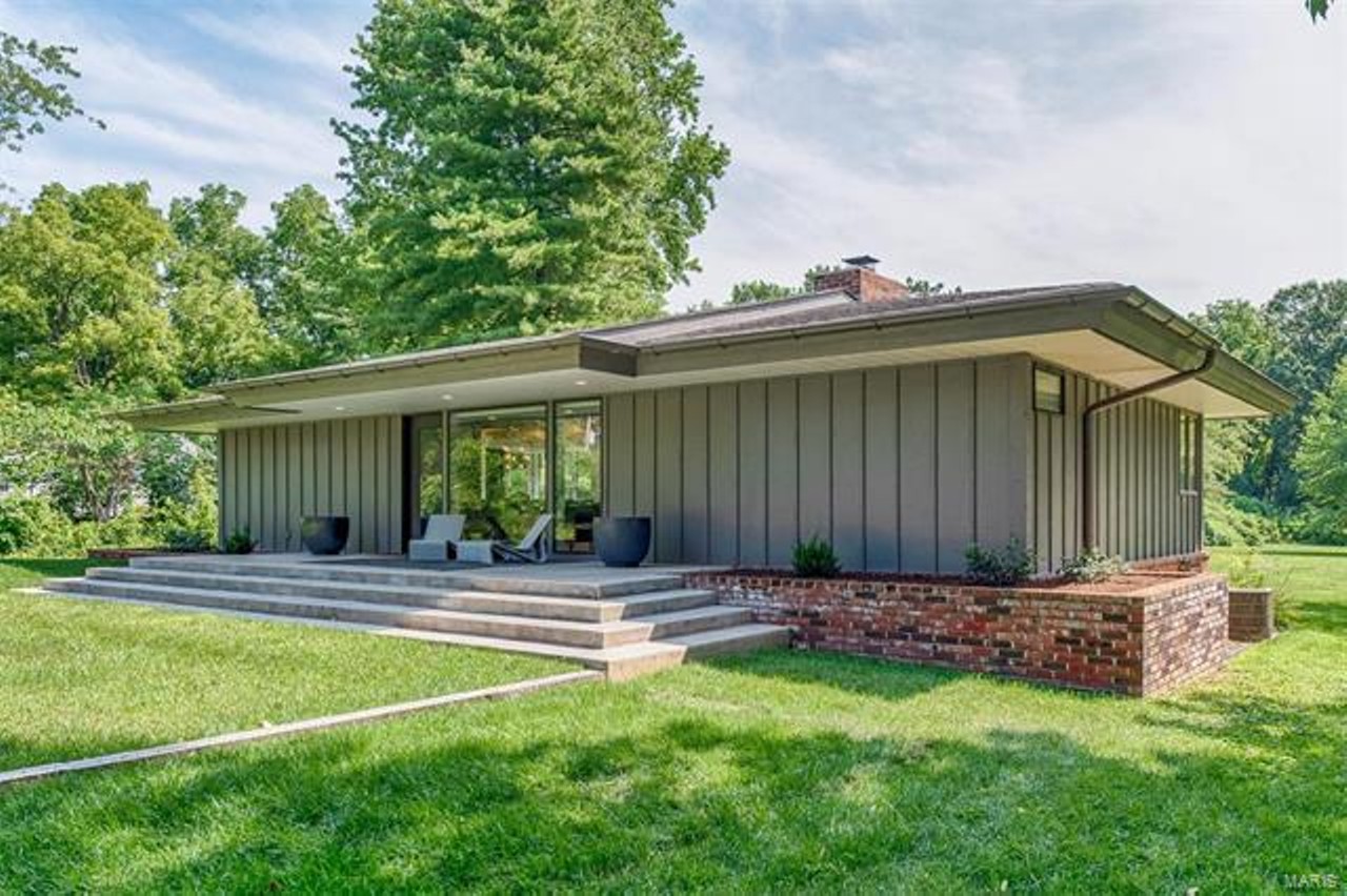 Photographs of a home on South Spoede Road in Frontenac, Missouri for Ted Wight, Dielmann Sotheby's International Real Estate.