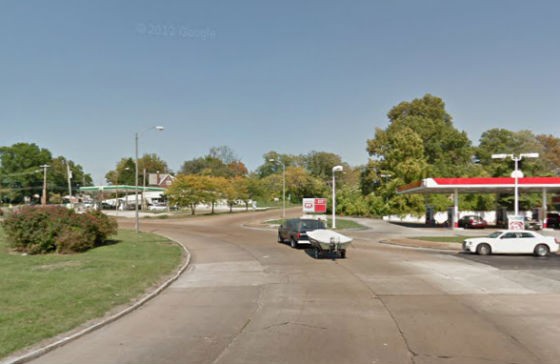 St. Louis Robbers Allegedly Ask Man for Lighter, Push Him to Ground, Kick Him, Steal Money