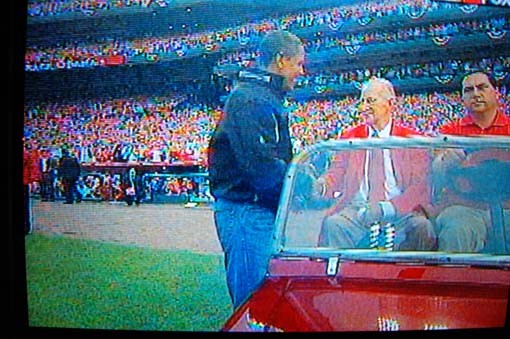 Obama shakes hands with Musial.