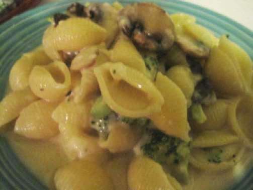 Cheryl Hughey's low-fat pasta con broccoli. - Robin Wheeler