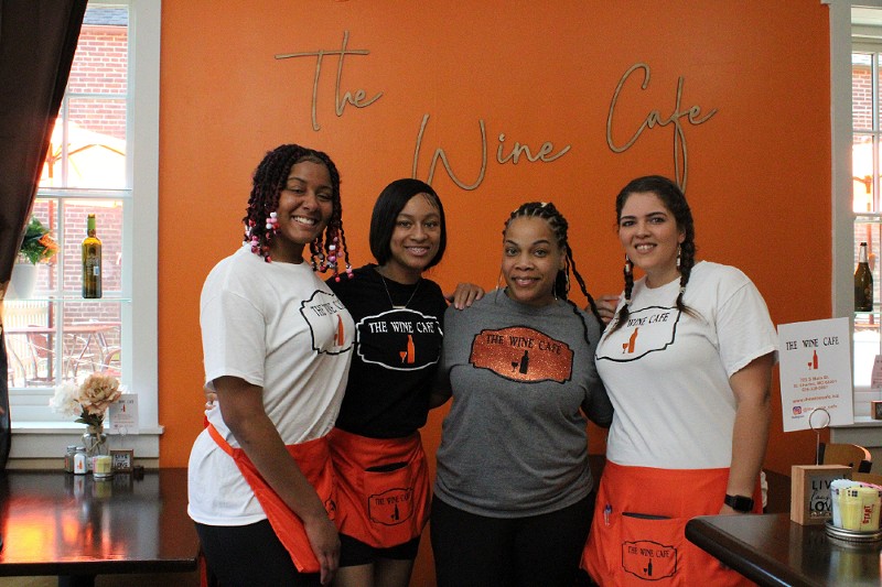 Tiara values ​​customer service and its employees.  From left to right: Logan, Chloee, Tiara and Chelsea.  -JENNA JONES