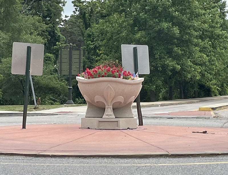 The planter at the roundabout between the Lyle House and Carondelet Park. - BENJAMIN SIMON