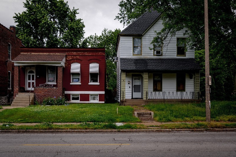 The gangway between 533 and 535 Bates Avenue is seen during the day on May 17, 2021, in St. Louis. - MICHAEL B. THOMAS FOR THE INTERCEPT