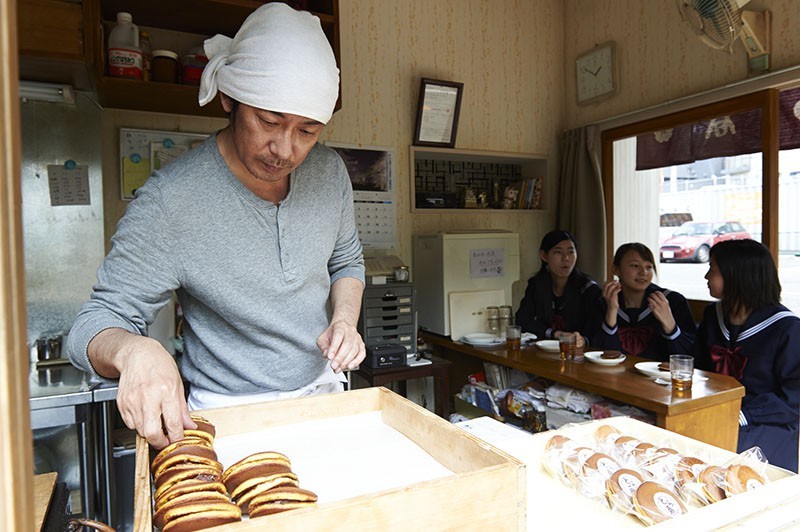 Sentarô (Masatoshi Nagase) makes dorayaki pancakes in solitude.