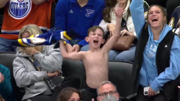 VIDEO: Shirtless Kid får fans hyped AF ved St. Louis Blues Game |  Kunsthistorier og -interviews |  St. Louis