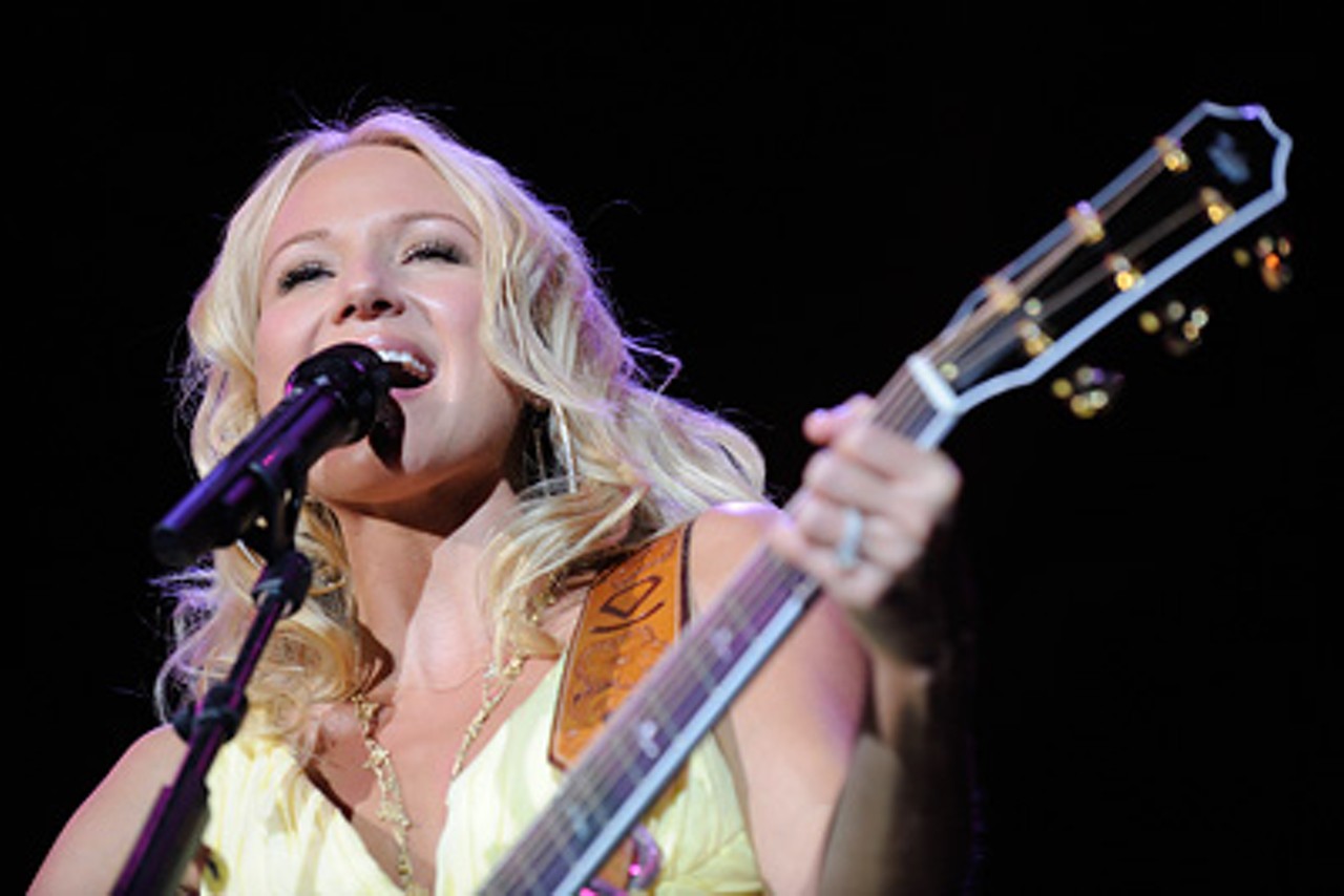 Jewel performing on August 15, 2008 at the Verizon Wireless Amphitheater.