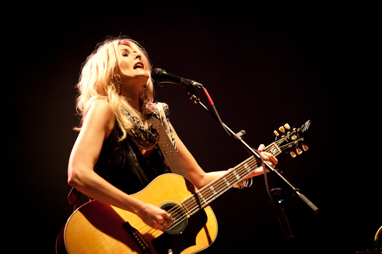 Elizabeth Cook performing at the Pageant.