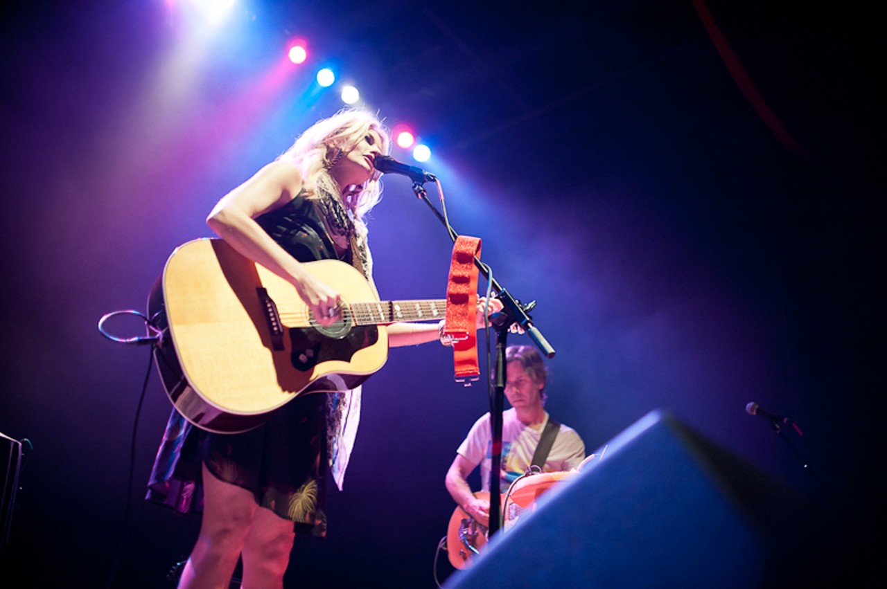 Elizabeth Cook performing at the Pageant.