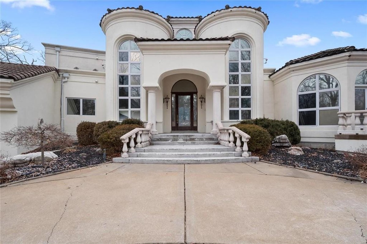 Nelly's former mansion sold in 2021, but no one seems to have moved in yet.